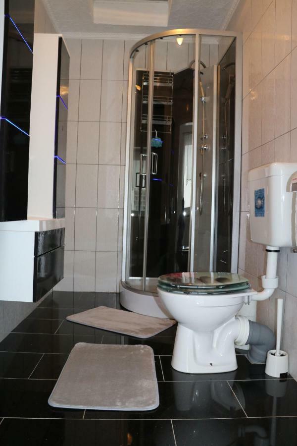 The Lakehouse Villa Neusiedl Am See Wienerstrasse 8 מראה חיצוני תמונה