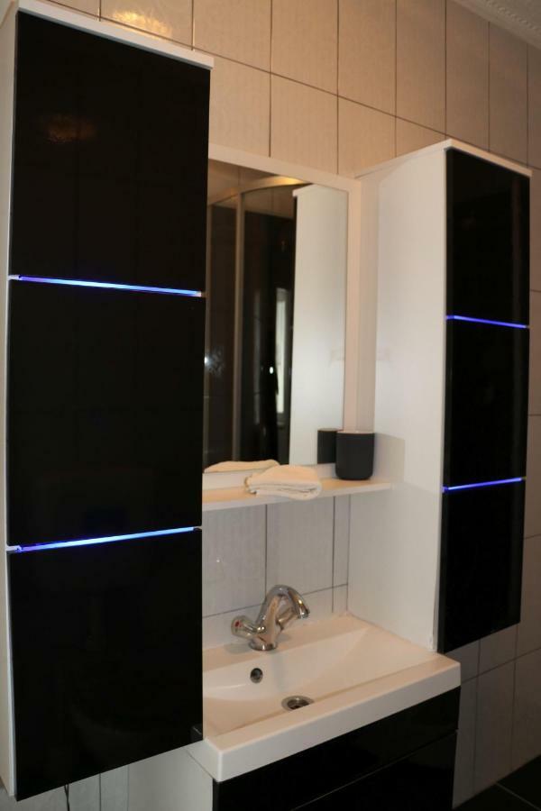 The Lakehouse Villa Neusiedl Am See Wienerstrasse 8 מראה חיצוני תמונה